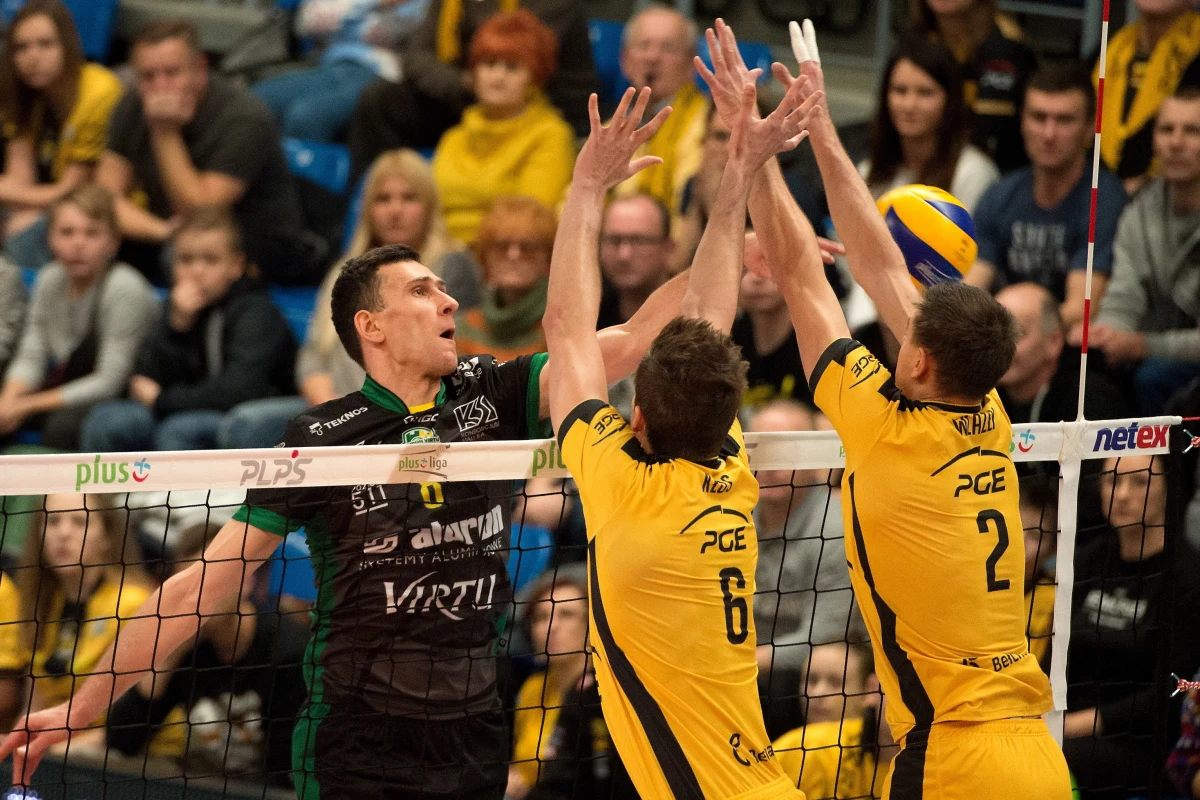 ​Sześć polskich drużyn - trzy męskie i trzy kobiece - poznało rywali w fazie grupowej siatkarskiej Ligi Mistrzów. Losowanie odbyło się w piątek w Moskwie. O braku szczęścia może mówić PGE Skra Bełchatów. Wicemistrzowie kraju trafili w grupie C aż na dwa zespoły z Rosji - Dynamo Moskwa i Lokomotiw Nowosybirsk. Poza wysokim poziomem tamtejszej ligi dochodzi jeszcze minus w postaci dalekiej podróży. Stawkę uzupełnia francuski Chaumont VB 52 Haute Marne.