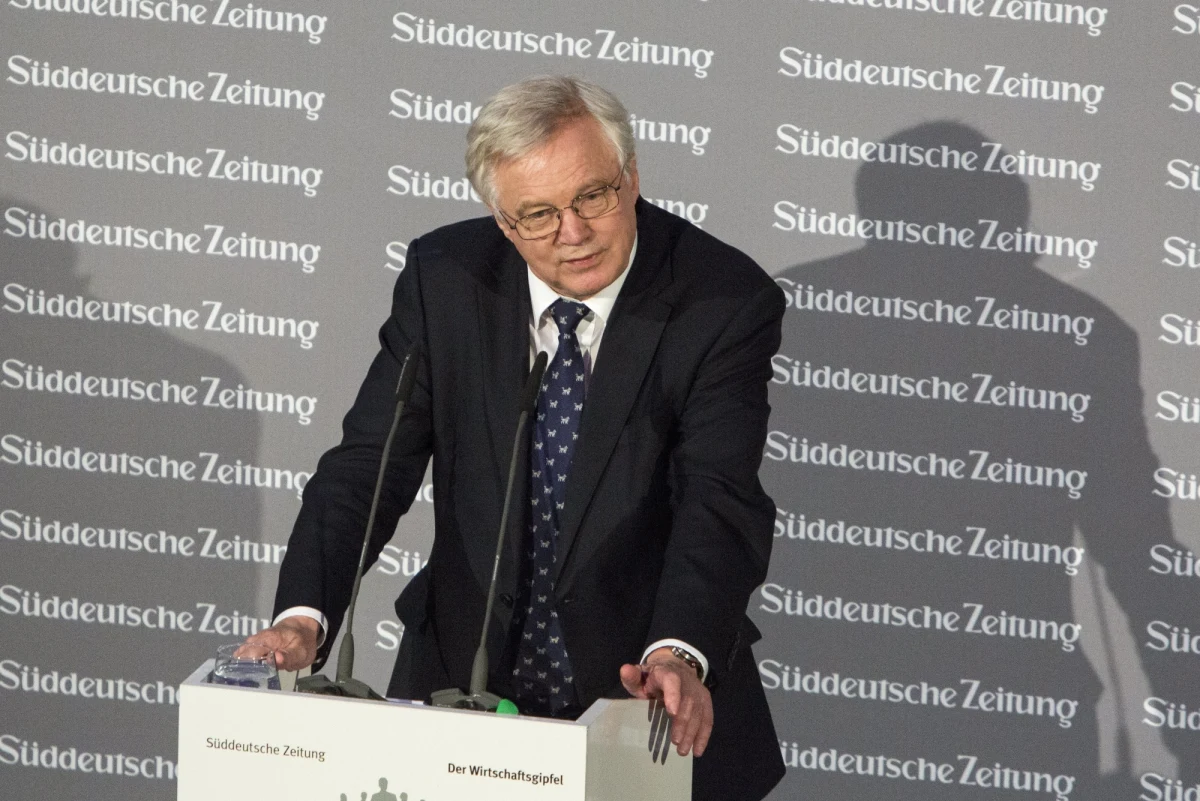 ​David Davis, minister odpowiedzialny za Brexit, przyznał publicznie, że w szeregach brytyjskiego rządu panuje chaos. Ostrzegł jednocześnie Niemcy i inne kraje Unii Europejskiej, by nie przedkładały polityki ponad dobre relacje gospodarcze.