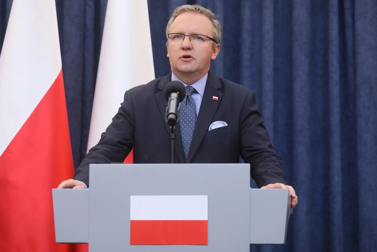 ​Obie strony wspólnie uzgodniły, że zakaz poszukiwań i ekshumacji na terytorium Ukrainy powinien zostać zniesiony - poinformowała PAP Kancelaria Prezydenta po piątkowym posiedzeniu Komitetu Konsultacyjnego Prezydentów Polski i Ukrainy. Obie strony mają rekomendować rządom, by w najbliższym czasie odbyło się spotkanie w tej sprawie pomiędzy wicepremierem Piotrem Glińskim a wicepremierem Pawło Rozenko - czytamy we wspólnym komunikacie, który otrzymała PAP. 