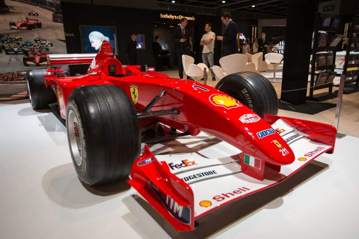 ​Bolid Formuły 1 Ferrari F2001, na którym Niemiec Michael Schumacher wygrał Grand Prix Monako w 2001 roku został sprzedany za blisko 6,5 mln euro. Jako wyjątkowy obiekt samochód był prezentowany w cyklu aukcji sztuki współczesnej.