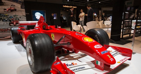 ​Bolid Formuły 1 Ferrari F2001, na którym Niemiec Michael Schumacher wygrał Grand Prix Monako w 2001 roku został sprzedany za blisko 6,5 mln euro. Jako wyjątkowy obiekt samochód był prezentowany w cyklu aukcji sztuki współczesnej.