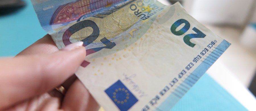 ​Kraje Unii Europejskiej i Parlament Europejski porozumiały się w nocy z piątku na sobotę w sprawie unijnego budżetu na 2018 rok. Zobowiązania w budżecie ustalono na 160,1 mld euro, a płatności na 144,7 mld euro.