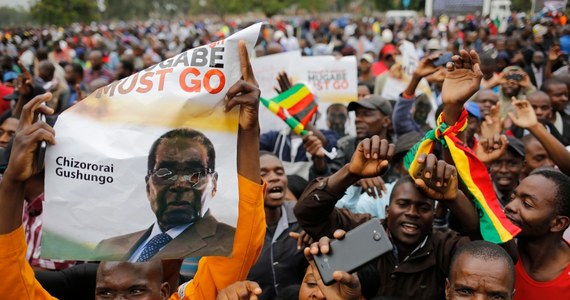 ​Dziesiątki tysięcy mieszkańców Zimbabwe wyszło w sobotę na ulice stołecznego Harare, domagając się odsunięcia od władzy rządzącego bez mała 40 lat prezydenta Roberta Mugabego. Agencja Reutera pisze o kilkudziesięciotysięcznym tłumie ludzi, którzy wymachiwali flagami narodowymi, śpiewali i tańczyli w przypływie radości z powodu oczekiwanego upadku Mugabego.