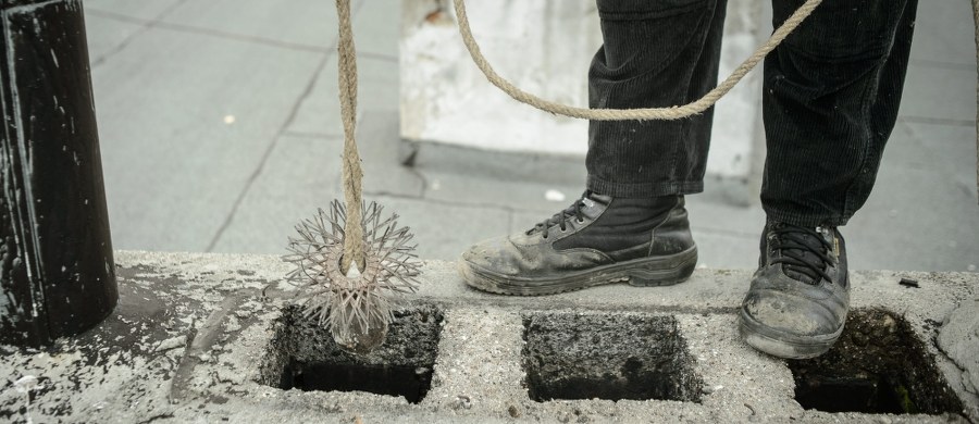 Tlenek węgla był prawdopodobną przyczyną śmierci około 60-letniego mężczyzny znalezionego dziś w domu w Łące na Podkarpaciu. Z kolei w Krośnie zmarł 63-latek, którego żona znalazła w kotłowni swojego domu.