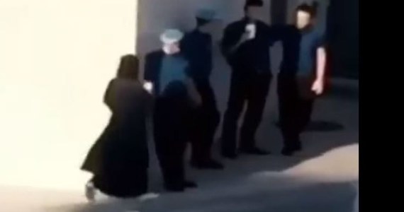 ​Saudyjska policja zatrzymała mężczyznę za... rozmawianie z kobietą. Do tego "przestępstwa" doszło w mieście Mekka. Film z rozmowy szybko rozszedł się wśród arabskich internautów.