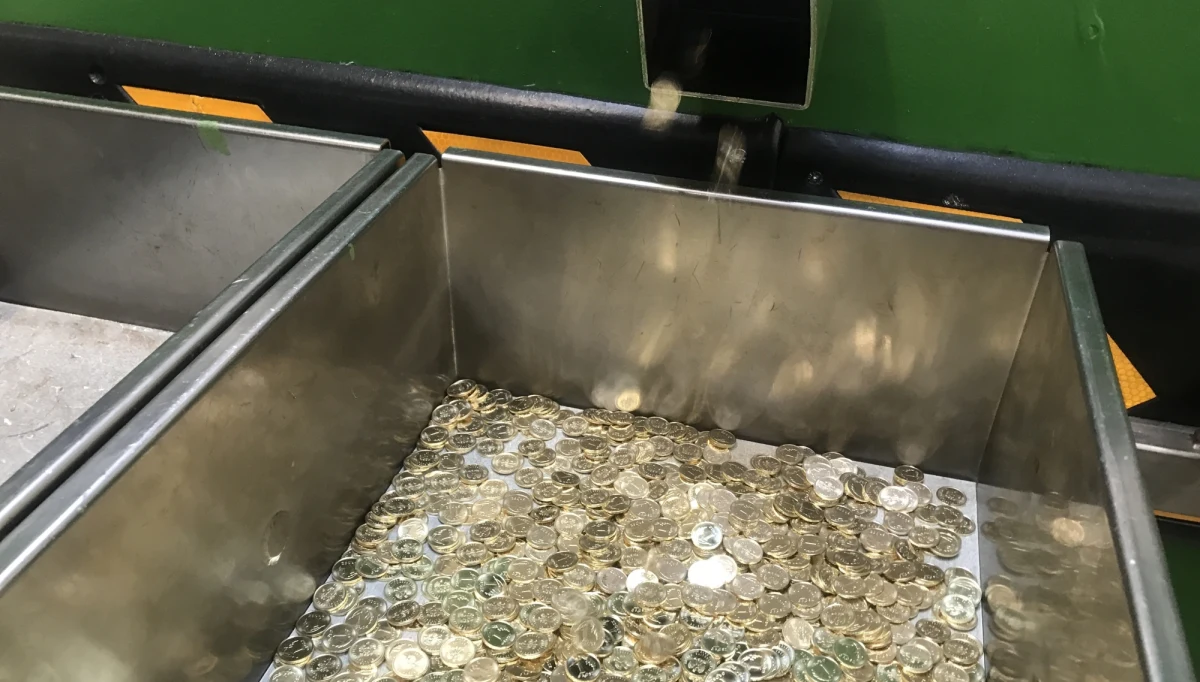 Ponad 2,5 miliarda monet wybijanych jest w ciągu roku w Mennicy Polskiej. W cyklu Twoje Niesamowite Miejsce odwiedzamy dziś niedostępne na co dzień pomieszczenia, w których powstają wszystkie polskie monety: od jednogroszówki po monetę pięciozłotową. Grosze i złotówki, a także bilon dla krajów, takich jak Tajlandia, Paragwaj czy Boliwia, wybijany jest tam z prędkością nawet 180 sztuk na sekundę.