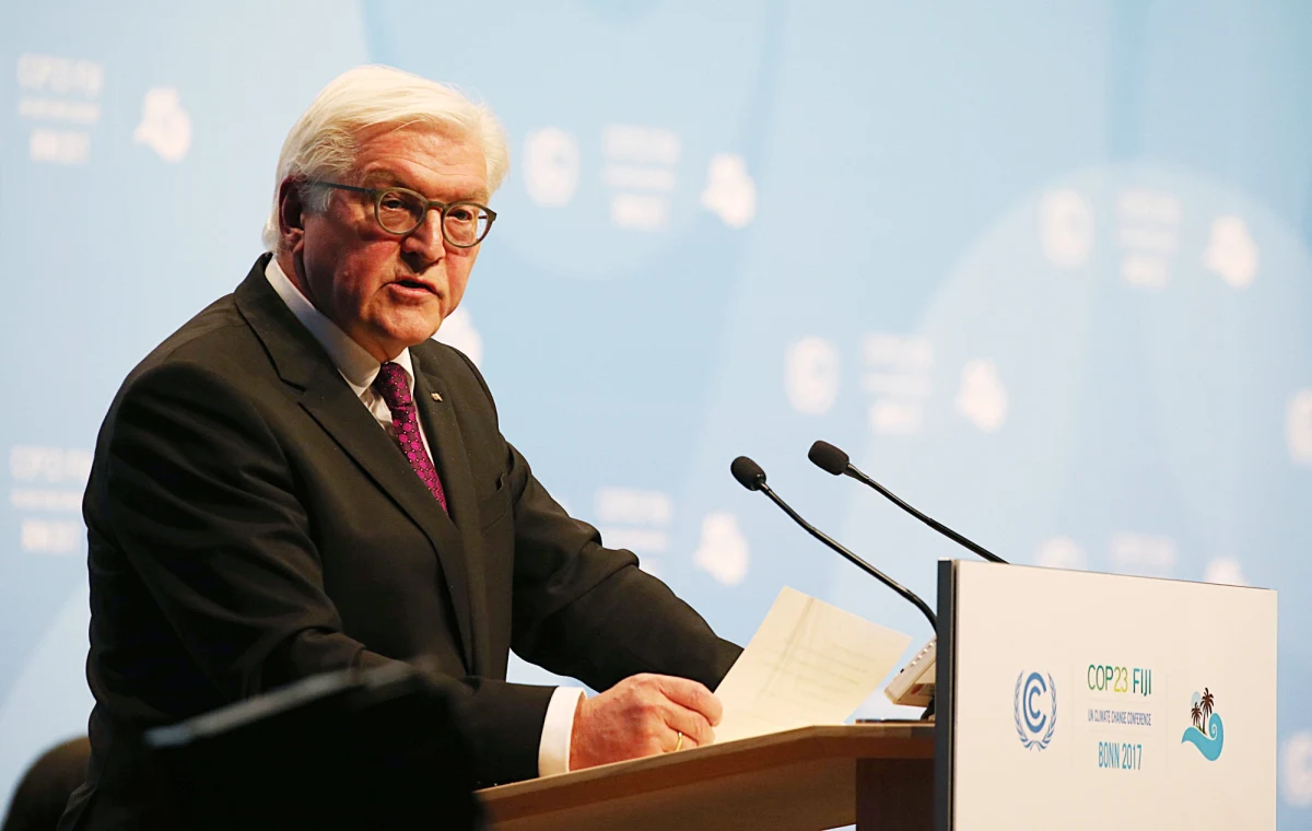 Prezydent Niemiec Frank-Walter Steinmeier napomniał na łamach niedzielnego wydania "Die Welt" partie uczestniczące w rozmowach o nowym koalicyjnym rządzie, by świadome odpowiedzialności za kraj dążyły do kompromisu i nie grały na przyspieszone wybory. Nie ma żadnego powodu do prowadzenia panicznych debat o nowych wyborach - powiedział Steinmeier w wywiadzie, który ukaże się w niedzielę w "Welt am Sonntag" (WamS).