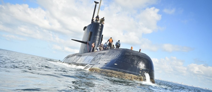 Ministerstwo obrony Argentyny poinformowało o odebraniu siedmiu "sygnałów satelitarnych" prawdopodobnie pochodzących z zaginionego okrętu podwodnego ARA San Juan z 44-osobową załogą. Trwają prace nad ustaleniem miejsca skąd wysłano sygnały.