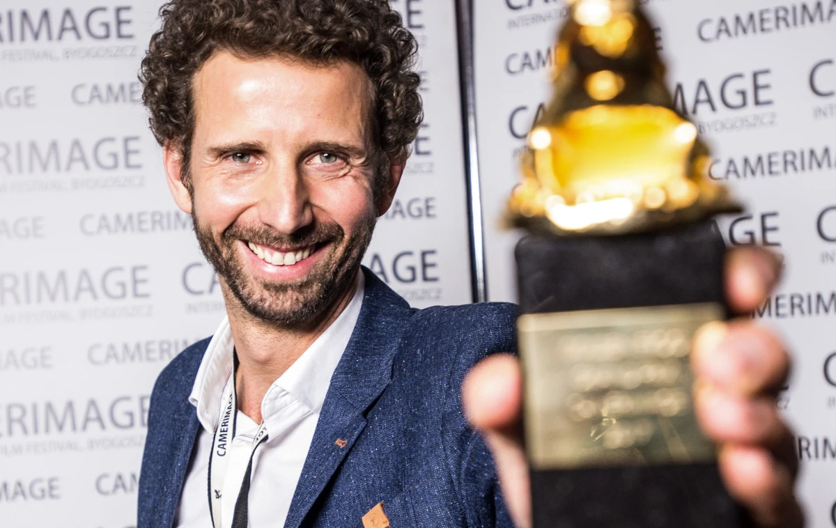 Złotą Żabę w konkursie głównym 25. Międzynarodowego Festiwalu Sztuki Autorów Zdjęć Filmowych "Camerimage" w Bydgoszczy zdobył węgierski film "Dusza i ciało", którego twórcami są operator Mate Herbai i reżyser Ildiko Enyedi. Srebrną Żabą w tym konkursie został nagrodzony rosyjski film "Niemiłość" ze zdjęciami Michaiła Kriczmana i w reżyserii Andrieja Zwiagincewa, a Brązową - obraz produkcji kambodżańsko-amerykańskiej "Najpierw zabili mojego ojca" ze zdjęciami Anthony'ego Dod Mantele'a i w reżyserii Angeliny Jolie.