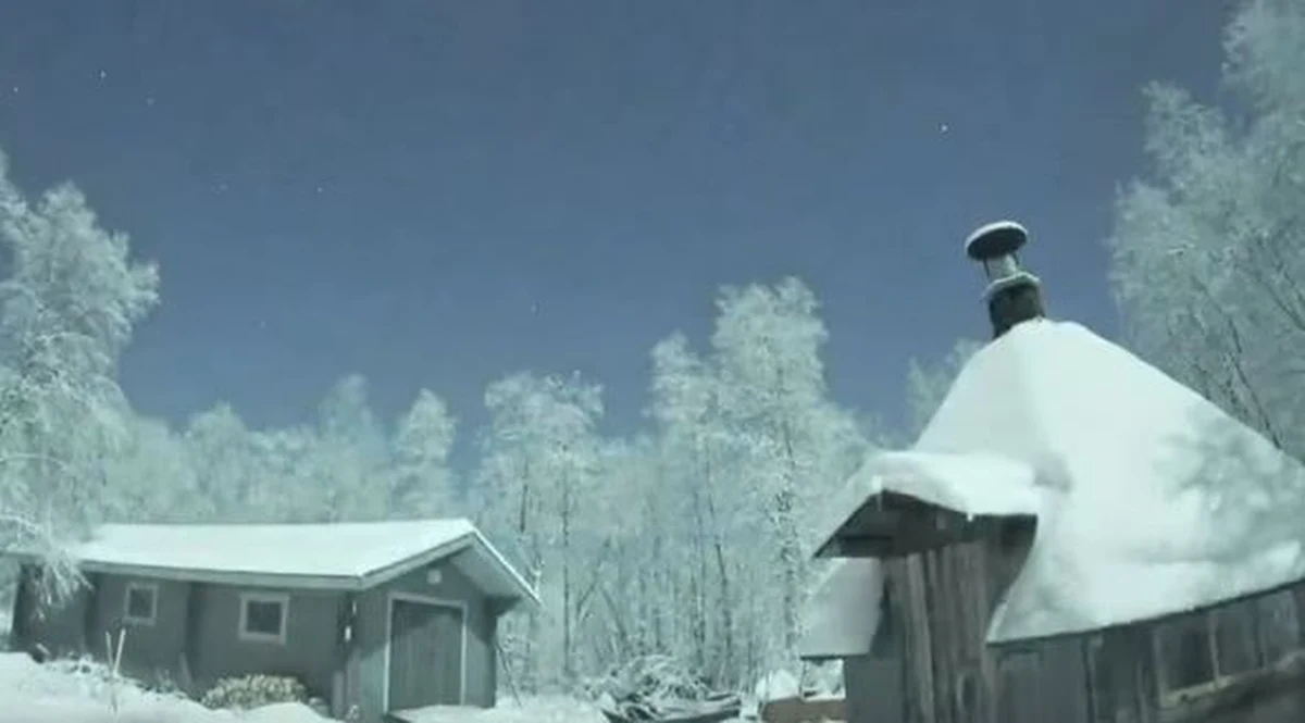 Przelot meteoroidu nad północną Finlandią oraz wybuch, któremu towarzyszył silny rozbłysk, zarejestrowała fińska stacja sejsmograficzna oraz m.in. kamera do obserwacji zórz polarnych. Według ekspertów w okolicach jeziora Inari spadły meteoryty ważące kilkadziesiąt kg. Niecodzienne zjawisko jest jednym z głównych tematów weekendowych wydań fińskich dzienników. Lot ognistej kuli nad północną Finlandią i rozbłysk o dużej mocy został zarejestrowany w czwartek wieczorem. 