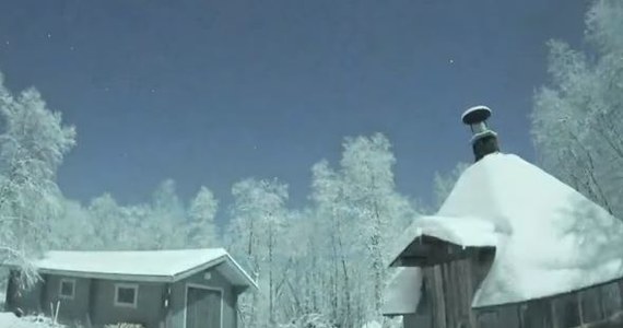 Przelot meteoroidu nad północną Finlandią oraz wybuch, któremu towarzyszył silny rozbłysk, zarejestrowała fińska stacja sejsmograficzna oraz m.in. kamera do obserwacji zórz polarnych. Według ekspertów w okolicach jeziora Inari spadły meteoryty ważące kilkadziesiąt kg. Niecodzienne zjawisko jest jednym z głównych tematów weekendowych wydań fińskich dzienników. Lot ognistej kuli nad północną Finlandią i rozbłysk o dużej mocy został zarejestrowany w czwartek wieczorem. 