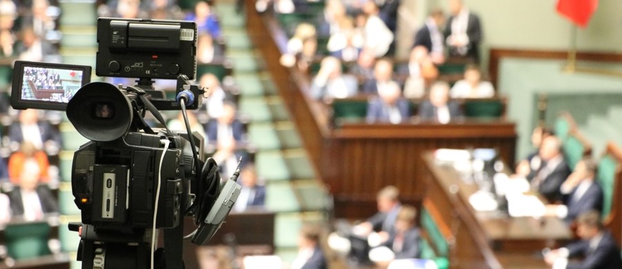 Pytania o sądy, Smoleńsk i pieniądze dla szpitali. Między innymi tego możemy się spodziewać w najbliższych dniach w sejmowej polityce. Będzie też kolejna odsłona sporu o to, co działo się 11 listopada na ulicach Warszawy. Opozycja w tej sprawie wytacza ciężkie polityczne działa. Domaga się odejścia wszystkich ministrów.