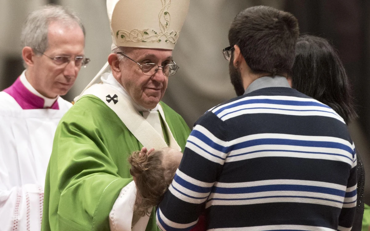 "Wielkim grzechem" nazwał papież Franciszek obojętność wobec ubogich. Podczas mszy z okazji pierwszego Światowego Dnia Ubogich mówił w Watykanie, że do potrzebujących należy podchodzić nie z zaciśniętymi pięściami, ale z wyciągniętymi rękoma.