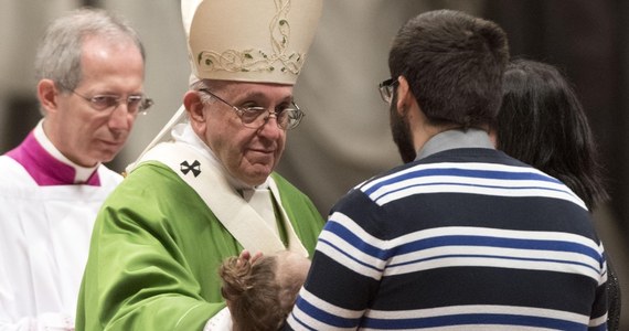 "Wielkim grzechem" nazwał papież Franciszek obojętność wobec ubogich. Podczas mszy z okazji pierwszego Światowego Dnia Ubogich mówił w Watykanie, że do potrzebujących należy podchodzić nie z zaciśniętymi pięściami, ale z wyciągniętymi rękoma.