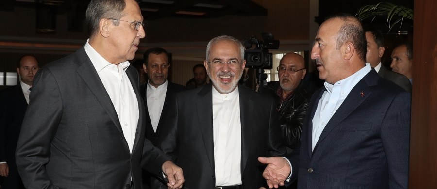 ​Rozmowy ministrów spraw zagranicznych Turcji Mevluta Cavusoglu, Rosji Siergieja Ławrowa i Iranu Mohammada Dżawada Zarifa rozpoczęły się w niedzielę w Antalyi na południu Turcji - podała agencja TASS. Spotkanie poświęcone jest rozwiązaniu kryzysu syryjskiego.