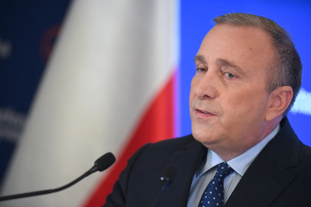 Niezbędna jest debata o ruinie wizerunku Polski i antyzachodniej polityce PiS. W tym tygodniu wniosek o odwołanie rządu - napisał na Twitterze szef Platformy Obywatelskiej Grzegorz Schetyna.