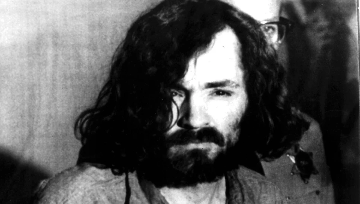 Nie żyje Charles Manson, seryjny morderca, przywódca założonej w latach 60. sekty, której członkowie zamordowali w 1969 roku ciężarną żonę Romana Polańskiego Sharon Tate. Jej siostra Debra Tate powiedziała amerykańskiemu portalowi TMZ, że o śmierci Mansona dowiedziała się od władz więzienia, w którym odsiadywał on wyrok dożywocia: w telefonicznej rozmowie przekazano jej, że zbrodniarz zmarł w niedzielę o 20:13. Według TMZ, władze więzienia skontaktowały się ze wszystkimi rodzinami jego ofiar. Samo kierownictwo kalifornijskiego zakładu karnego podało jedynie, że Manson zmarł z przyczyn naturalnych. Miał 83 lata.