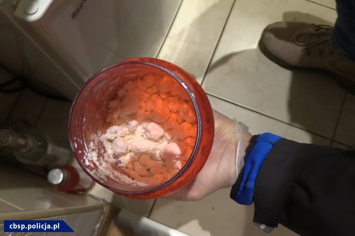 Blisko 70 zarzutów dotyczących hurtowego obrotu narkotykami oraz licznych przestępstw, m.in. przeciwko życiu i zdrowiu, usłyszeli członkowie grupy przestępczej rozbitej przez CBŚP. Gang był ściśle związany ze środowiskiem stadionowych chuliganów, głównie z Zabrza.