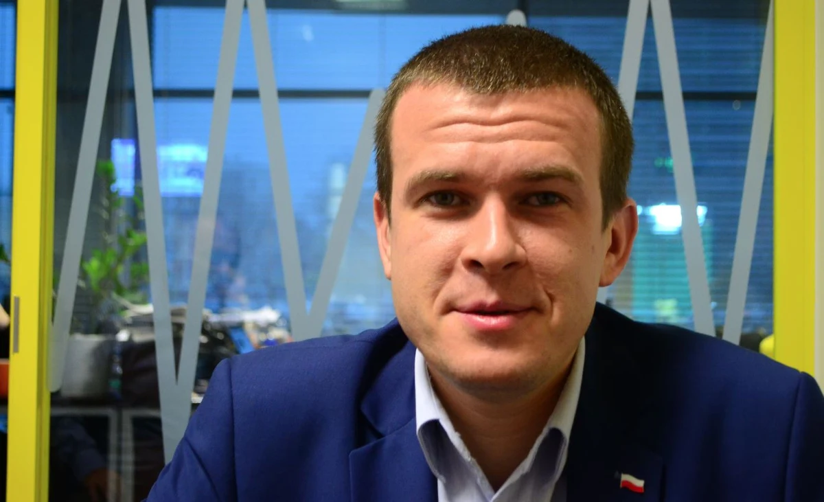 "Używając terminów sportowych lewy pomocnik Rady Europejskiej jest nastawiony na własny, partykularny interes. Ale już go odstawiają na ławkę rezerwowych" - tak gość Roberta Mazurka w RMF FM, minister sportu Witold Bańka, podsumował ostatni wpis na Twitterze Donalda Tuska. Pytany o zapowiadaną rekonstrukcję rządu, odpowiada: Każdy z ministrów musi zdawać sobie sprawę, że jego misja się skończy. "Z pokorą przyjmę decyzję. (…) Ale to nie jest moja decyzja. Czekam" - podkreślił. Według Witolda Bańki nasi skoczkowie świetnie rozpoczęli sezon. "Nie narzekajmy. Optymistycznie to wygląda" - mówi. "Nie zapominajmy, że szczyt formy to luty, kiedy ruszą igrzyska w w Pjongczangu" - tłumaczy szef resortu sportu. Pytany ile medali przywiozą Polacy, minister odpowiada: Dwa, trzy. To będzie bardzo dobry rezultat. 