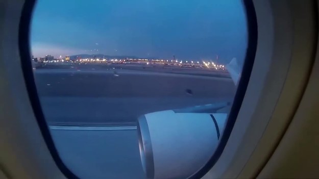 Na tym nagraniu widać, jak jeden z silników samolotu staje w ogniu!  Do zdarzenia doszło w czasie lądowania na lotnisku w Las Vegas. Na szczęście wszystko skończyło się dobrze.