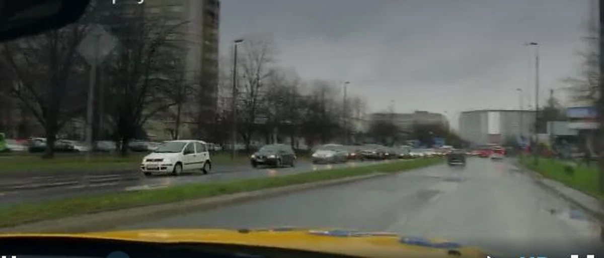 W poniedziałek rano w Krakowie poprószył śnieg. Od razu odczuli to kierowcy. Co więcej, w mieście zaczął się kolejny remont. Zamknięty został przejazd pod wiaduktem przy ulicy Łokietka prowadzącej z północy Krakowa do centrum. 