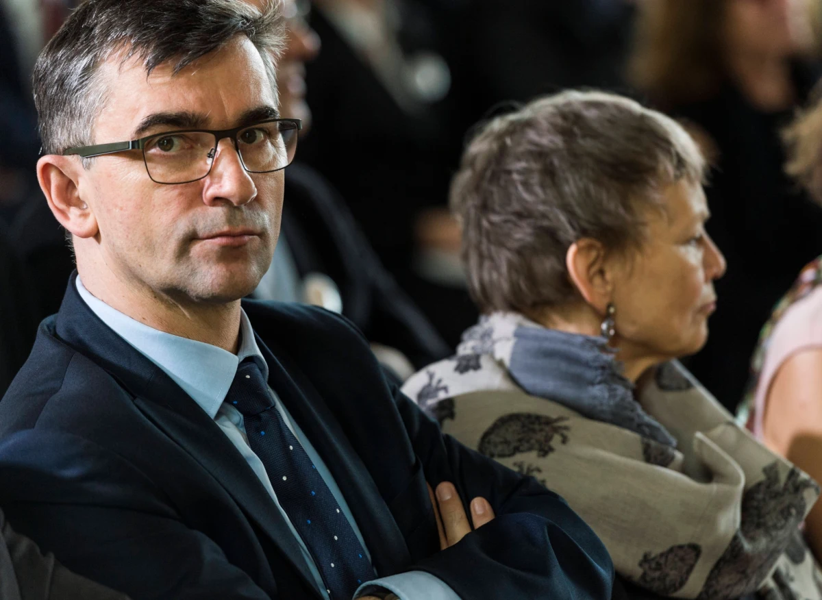 "Nie jestem i nigdy nie byłem agentem służb specjalnych, co zostało potwierdzone przez IPN. Data mojego wyrejestrowania została wybrana przez oficera SB, wobec wcześniejszej odmowy współpracy "- napisał ambasador RP w Berlinie Andrzej Przyłębski w oświadczeniu przesłanym PAP. "Nie współpracowałem z SB ani przed, ani po moim wyjeździe do Wielkiej Brytanii, co zostało potwierdzone przez Instytut Pamięci Narodowej. Data mojego wyrejestrowania została arbitralnie wybrana przez oficera SB, wobec mojej wcześniejszej kategorycznej odmowy współpracy (...) Nie jestem i nigdy nie byłem agentem służb specjalnych" - napisał dyplomata komentując doniesienia "Gazety Wyborczej".