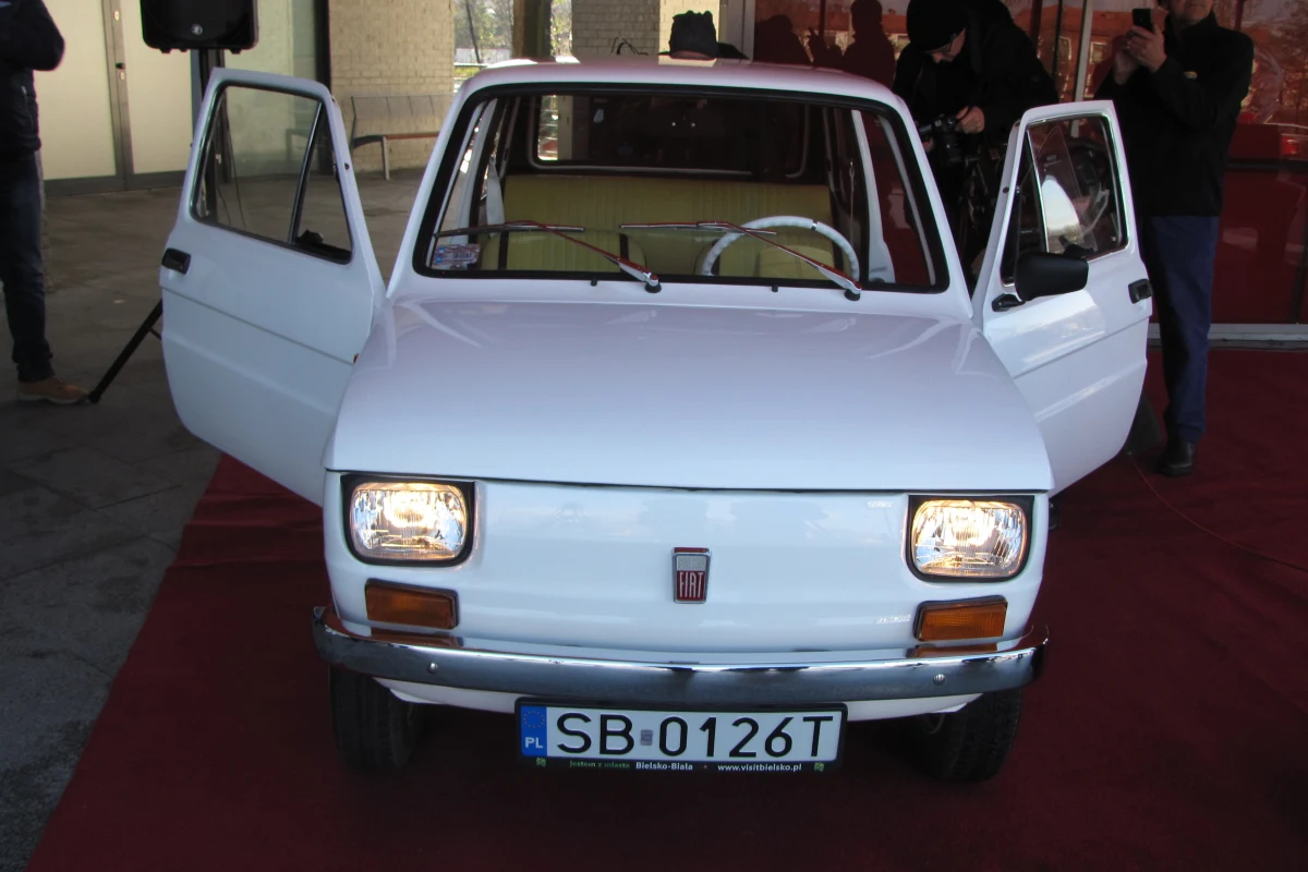 ​Fiat 126p dla Toma Hanksa wyjechał właśnie z Bielska-Białej. Słynny "Maluch" ma dotrzeć na lotnisko w Warszawie, by po kilku dniach wylecieć do Los Angeles. 
