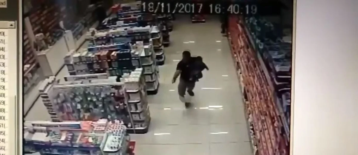 ​Bohaterski policjant po służbie unieszkodliwił dwóch bandytów, którzy chcieli obrabować sklep w brazylijskim Sao Paulo. Wyczyn jest o tyle imponujący, że funkcjonariusz w trakcie napadu trzymał na rękach swojego małego synka.