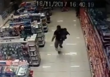 W jednej ręce dziecko, w drugiej pistolet. Policjant po służbie unieszkodliwił dwóch bandytów