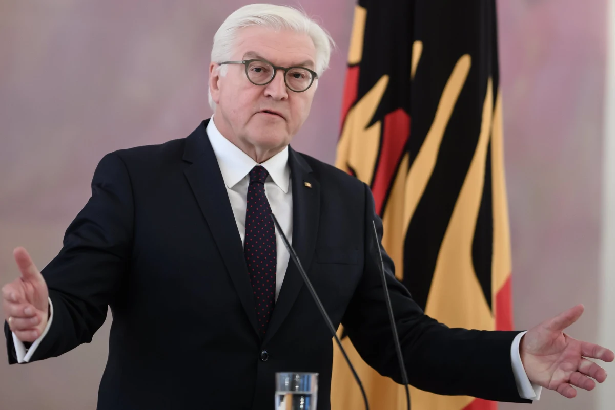 SPD wykluczyła możliwość utworzenia koalicji rządowej z blokiem partii chadeckich CDU/CSU. Taką decyzję podjął w poniedziałek w Berlinie zarząd partii - poinformował szef SPD Martin Schulz. Taka zapowiedź oznacza, że coraz bardziej prawdopodobne stają się nowe wybory. Prezydent Niemiec Frank-Walter Steinmeier w poniedziałek, po fiasku rozmów o koalicji rządowej, zaapelował do partii uczestniczących w negocjacjach o wykazanie gotowości do dialogu, by umożliwić utworzenie rządu w nieodległym czasie; nie wspomniał o nowych wyborach.