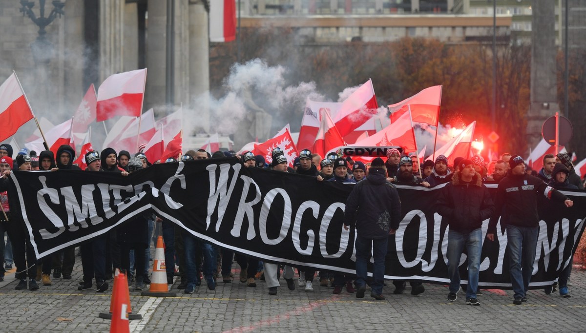 Śródmiejska prokuratura wszczęła śledztwo ws. publicznego propagowania faszystowskiego ustroju państwa lub nawoływania do nienawiści na tle narodowościowym, etnicznym czy rasowym podczas Marszu Niepodległości - za co grozi do 2 lat więzienia.