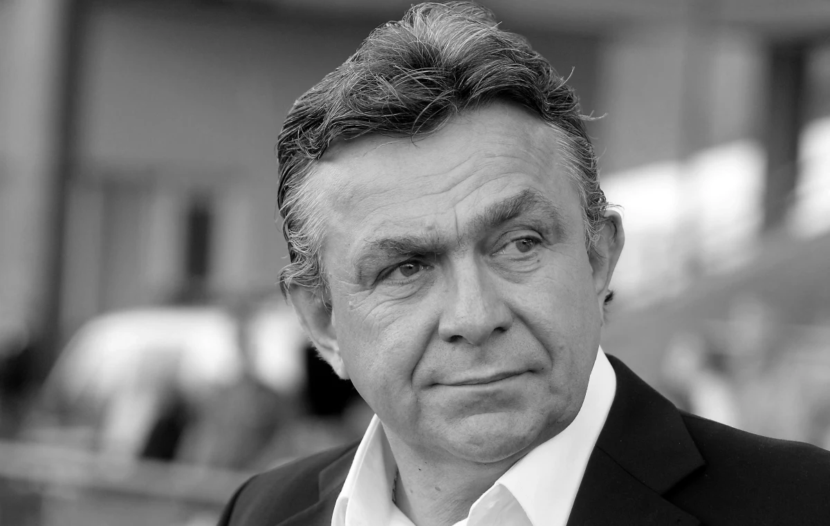 "Janusz Wójcik był fajnym człowiekiem jako trener. Był osobowością. Nie pozwolił sobie w kaszę dmuchać. Miał zawsze rację"  - tak zmarłego dziś trenera Janusza Wójcika wspomina jego były podopieczny, Piotr Świerczewski.  "Nie bał się wyzwań i nie bał się mówić prawy o tym, jakie w życiu błędy popełnił" - dodaje w rozmowie z reporterem RMF FM Pawłem Pawłowskim. "On zawsze był duszą towarzystwa i trzymał drużynę w garści. Mieliśmy świetnego wodza" - podkreśla. 