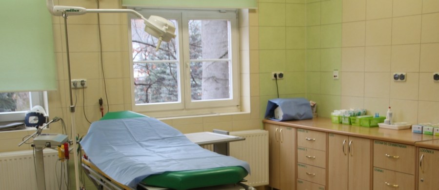 ​Zarzut narażenia dziecka na bezpośrednie niebezpieczeństwo utraty życia i zdrowia usłyszy 34-letnia kobieta, która urodziła je, będąc w stanie upojenia alkoholowego. Noworodek, mając 3 promile alkoholu we krwi, w stanie ciężkim trafił do szpitala w Łodzi. Kobiecie grozi kara do 5 lat więzienia - poinformował rzecznik łódzkiej prokuratury Krzysztof Kopania.