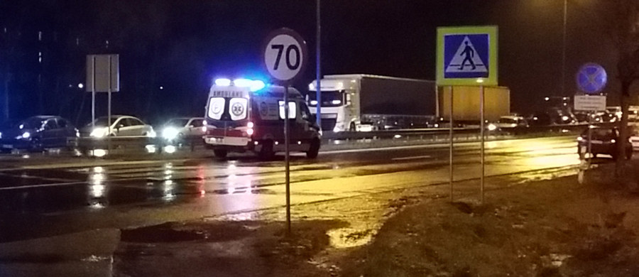 Dwie ofiary i jedna ciężko ranna osoba - to tragiczny bilans wypadku w Mikołowie w Śląskiem. Samochód osobowy potrącił tam trójkę pieszych. Informację o tym zdarzeniu dostaliśmy na Gorącą Linię RMF FM. 