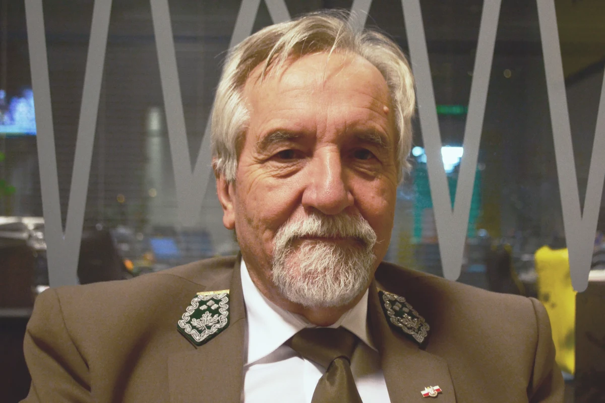 "Prace przy użyciu harwesterów zaszły tak daleko już i stan sanitarny został na tyle uporządkowany, iż poważnie myślimy o tym, by podjąć decyzję o wycofaniu harwesterów i zdecydować się na pracę ręczną, czyli kombajny wyjadą z Puszczy Białowieskiej" - zadeklarował w RMF FM Konrad Tomaszewski, dyrektor generalny Lasów Państwowych. "Proszę spodziewać się takiej decyzji" - dodał.  „Pierwsza myśl była o godzinie 4, gdy był telefon od naszych służb, że zdarzyła się tragedia. Spodziewałem się, co to za tragedia” – powiedział Tomaszewski,  wspominając nawałnice, które 100 dni temu spustoszyły lasy na Pomorzu. „Założyliśmy sobie plan działania do 2019 roku, zbliżamy się do 15-18 procent powierzchniowo i masowo (jeśli chodzi o uprzątnięcie terenów dotkniętych nawałnicami). Chcemy, by do końca roku zagospodarować, czy uprzątnąć, powierzchnię 30 procent. Tak się dzieje w przypadku tak wielkich makroskalowych zjawisk klęskowych (…). Najcenniejsze drewno jest już zagospodarowane, oznaczone” – zapewnił Tomaszewski. 