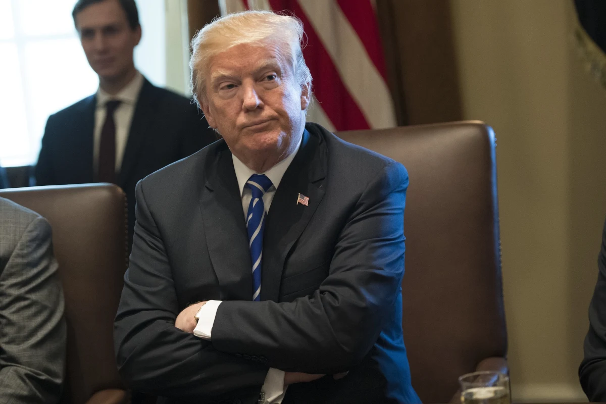 ​Prezydent Donald Trump ogłosił, że USA uznają Koreę Północną za kraj sponsorujący terroryzm. Umożliwia to Stanom Zjednoczonym - jak podkreśla Reuters - nałożenie dodatkowych sankcji i kar na reżim w Pjongjangu. Korea Północna jest już objęta sankcjami międzynarodowymi za program zbrojeń nuklearnych i program rakietowy. Trump zapowiedział, że resort finansów USA ogłosi we wtorek dodatkowe sankcje wobec Pjongjangu.