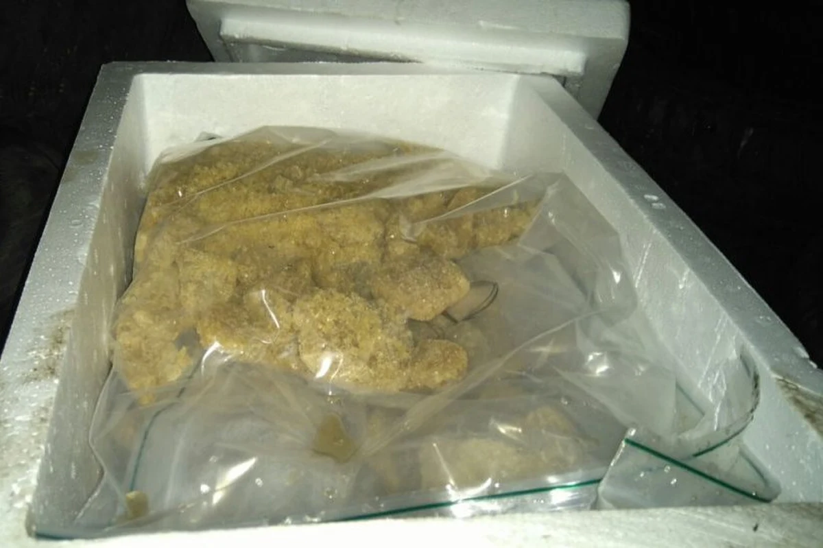 Prawie 44 kilogramy MDMA nie trafi na polski rynek dzięki działaniom CBŚP przeprowadzonym wspólnie z funkcjonariuszami KWP we Wrocławiu, Straży Granicznej i KAS-u. Substancja, z której można by wytworzyć 215 tysięcy tabletek ecstasy, została przemycona do Polski z Holandii. Funkcjonariusze zatrzymali dwóch mężczyzn. Śledztwo prowadzą policjanci CBŚP pod nadzorem Dolnośląskiego Wydziału Zamiejscowego Prokuratury Krajowej.