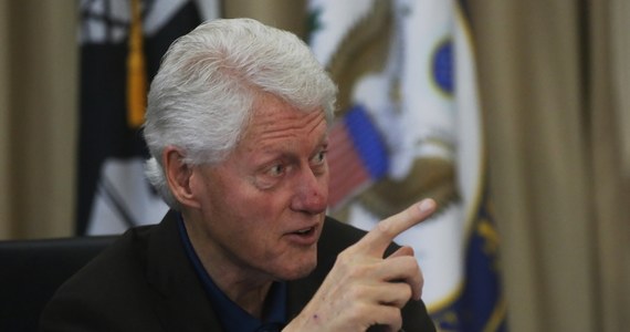 Bill Clinton stanął przed nowymi oskarżeniami o molestowanie seksualne. Jak donosi "Daily Mail" - powołując się na "wysokie rangą" źródła w Partii Demokratycznej, a także urzędnika, który pracował w administracjach Clintona i Baracka Obamy - zarzuty wobec byłego prezydenta USA wysunęły cztery kobiety. Oskarżenia dotyczą okresu już po wyprowadzce Billa Clintona z Białego Domu w 2001 roku.