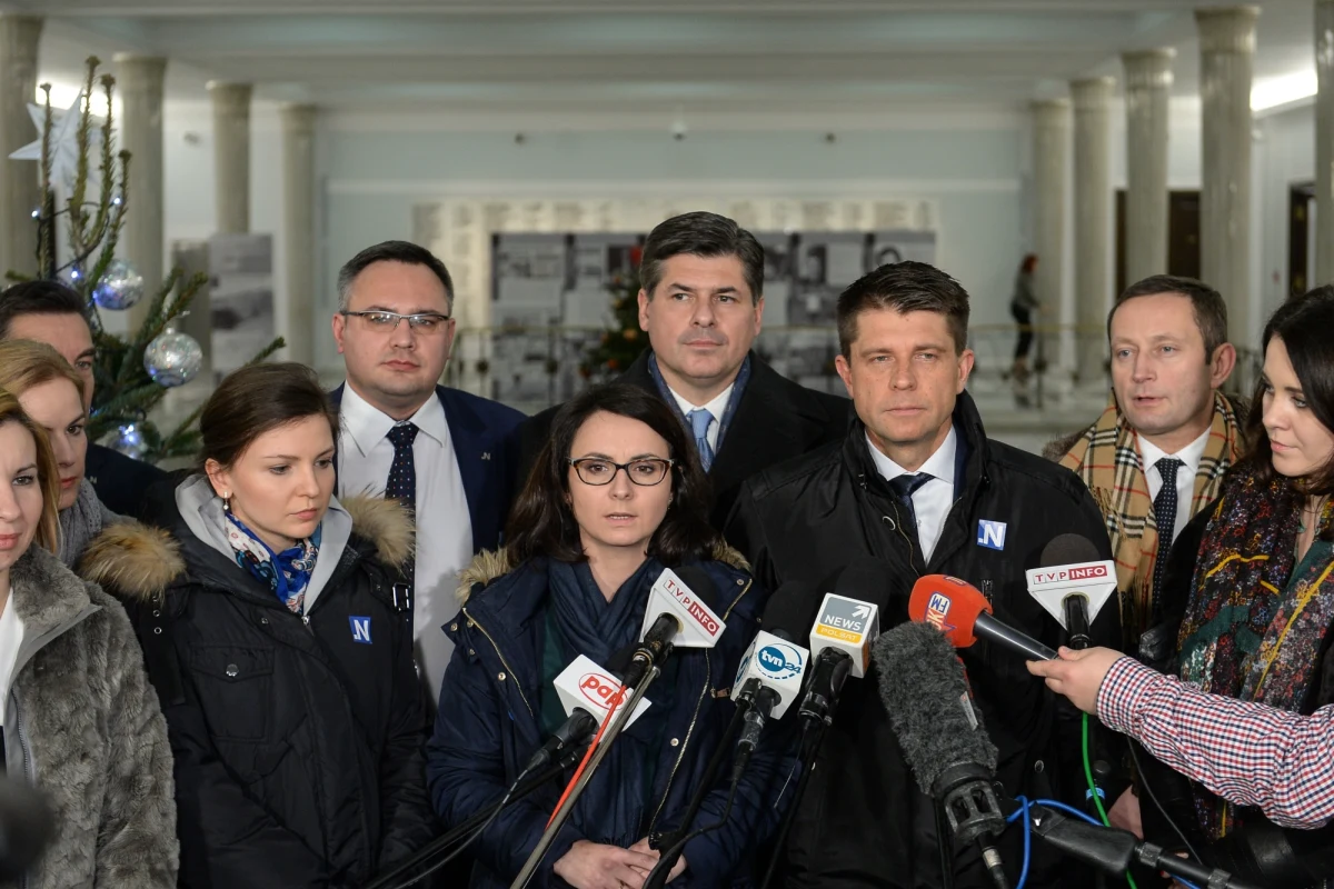 ​Kamila Gasiuk-Pihowicz oraz Paweł Pudłowski zrezygnowali z kandydowania na szefa Nowoczesnej. Poinformowali, że poparli kandydaturę Katarzyny Lubnauer, oceniając, iż jest ona najlepszą osobą "do wzięcia odpowiedzialności" za partię. "Jesteśmy przekonani, że nasza rekomendacja wzmocni Nowoczesną. Wierzymy, że potwierdzi ona, że jesteśmy jedną drużyną" - podkreślili Gasiuk-Pihowicz i Pudłowski w oświadczeniu przekazanym PAP. W swojej decyzji - jak uzasadnili - kierowali się wspólnym celem reformowania i modernizacji Polski oraz "odpowiedzialnością za dobro całego ugrupowania".