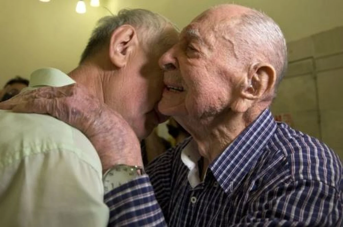 Eliahu Pietruszka mieszka w domu opieki w Izraelu. Tuż po wybuchu II wojny światowej udało mu się uciec z Polski. Przez blisko 70 lat żył w przekonaniu, że hitlerowcy i sowieci zabili całą jego rodzinę. Teraz w wieku 102 lat Eliahu Pietruszka dowiedział się, że jego młodszy brat przez wiele lat po wojnie mieszkał na Uralu. Zmarł zaledwie 6 lat temu, ale pozostawił po sobie syna. Obaj panowie spotkali się. Nie było widać końca uścisków i łez.    
