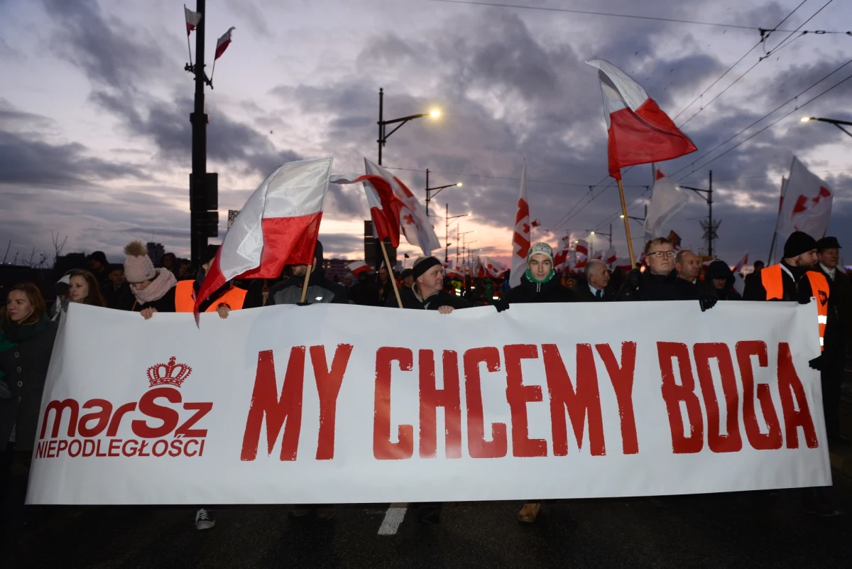 ​Odrzucamy rasizm i wszelkie bazujące na pojęciu rasy doktryny społeczne i polityczne - napisali w oświadczeniu przedstawiciele: Ruchu Narodowego, Stowarzyszenia Marsz Niepodległości, Młodzieży Wszechpolskiej i Obozu Narodowo-Radykalnego. 11 listopada pod hasłem "My chcemy Boga" ulicami stolicy przeszedł Marsz Niepodległości organizowany przez środowiska narodowe. Manifestujący nieśli różne transparenty, jedna z grup także takie z radykalnymi hasłami: "Biała Europa", "Europa tylko dla białych" czy "Wszyscy różni, wszyscy biali".