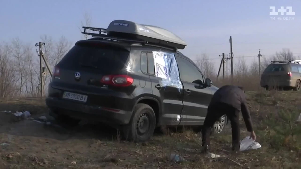 Uzbrojeni bandyci napadli na jubilerów, którzy wracali z wystawy wyrobów jubilerskich w Kijowie. Napastnicy zablokowali drogę po Żytomierzem, wysiedli z samochodu i zaczęli strzelać. Jednego z jubilerów postrzelili, a drugiego zabrali ze sobą, po czym wypuścili kilka kilometrów dalej. Ich łupem padło około 30 kg złota. "Trzy samochody zablokowały drogę. Wyszło z nich kilku zamaskowanych napastników z bronią automatyczną. Zaczęli strzelać. Zostałem ranny w nogę. Było tam 5-6 osób, wszyscy mieli broń. Samochody miały polskie numery rejestracyjne" - relacjonował Jurij Cynit, ranny jubiler.