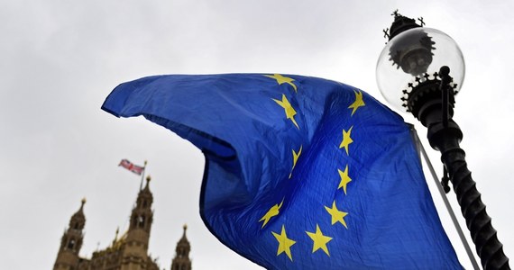 ​Wieka Brytania gotowa do podwojenia oferty "opłaty brexitowej" - informują media na Wyspach. To suma, jaką Londyn powinien wpłacić do budżetu Unii Europejskiej przed opuszczeniem Wspólnoty. To ważna wiadomość dla Polski, która najbardziej ze wszystkich krajów członkowskich korzysta w unijnego funduszu rozwojowego. 