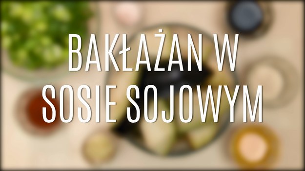 Bakłażan może być doskonałą podstawą do przyrządzenia znakomitego, smacznego i aromatycznego dania obiadowego, które swoim zapachem i wyglądem zachęci każdego! Zwarty, pięknie fioletowy bakłażan, gotowany w kawałkach i podawany z sosem sojowym, w wyrazistym sosie z cebuli i z sezamem, będzie wyśmienitą potrawką, która świetnie sprawdzi się jako obiad do pracy. Zrobicie go w kilka chwil!