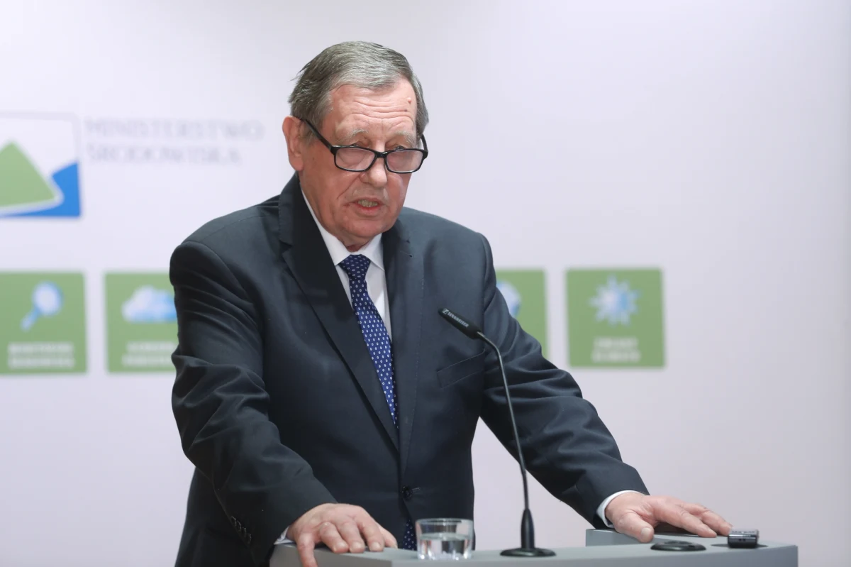 "W 100 proc. będziemy spełniali sugestie zawarte we wniosku tymczasowym Komisji Europejskiej ws. Puszczy Białowieskiej" - zapewnił minister środowiska Jan Szyszko. Chodzi o wniosek Komisji Europejskiej o zastosowanie środków tymczasowych, czyli potwierdzenie nakazu natychmiastowego wstrzymania wycinki w Puszczy Białowieskiej do czasu rozstrzygnięcia spornej sprawy.