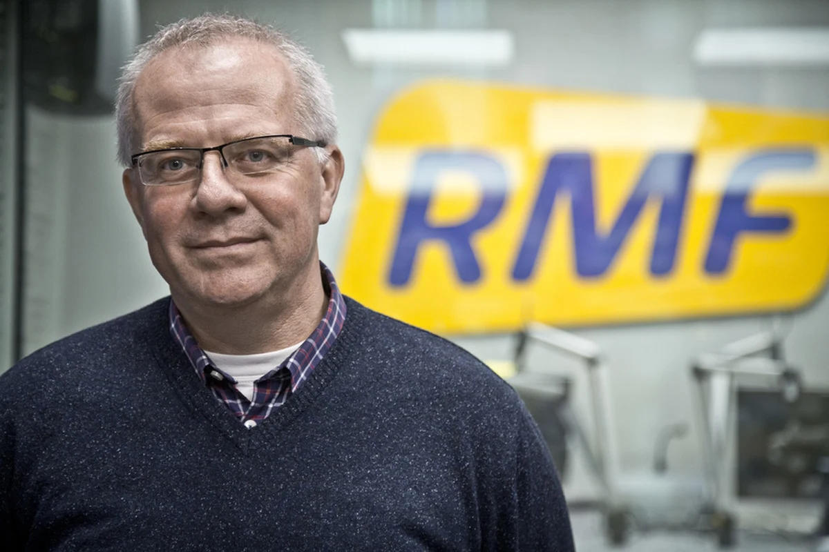 "Nie lubię reagować na nieprawdziwe zaczepki" - tak swoje dotychczasowe milczenie tłumaczy w rozmowie z RMF FM dyrektor Narodowego Starego Teatru w Krakowie. Marek Mikos odniósł się w ten sposób do medialnych informacji o chaosie na narodowej scenie i niepewnym losie związanych z teatrem artystów. "Nikogo nie zwolniłem, żadnego spektaklu nie zdjąłem z repertuaru (...) dochodzą do mnie informacje, że ci, którzy chcą coś robić w Starym Teatrze w Krakowie, nazywani są od razu kolaborantami" - mówi w RMF FM Mikos. A nieżyczliwych prosi "żeby nie dali się sterować, żeby nie byli marionetkami w spektaklu pod tytułem "stypa". Nie ma żadnej stypy, Stary Teatr pracuje" - zapewnia dyrektor teatru. W tej chwili trwają prace nad czterema najbliższymi premierami oraz przygotowania do trzech następnych. Na czerwiec planowana jest premiera spektaklu "Pierwiastek z -1" w reżyserii powracającej po trzech latach do Starego Teatru Agnieszki Mandat.  