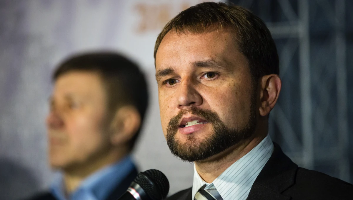 Prezes ukraińskiego Instytutu Pamięci Narodowej Wołodymyr Wiatrowycz ocenił, że wydając zakazy wjazdu do strefy Schengen dla ukraińskich urzędników, Warszawa stara się wciągnąć Unię Europejską w grę przeciwko Kijowowi. 