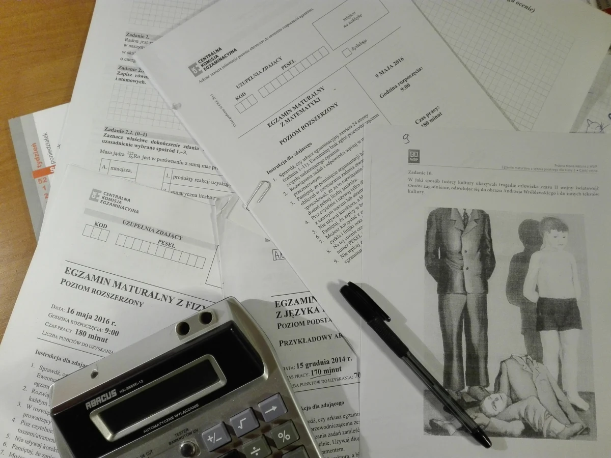 Po ponad dwóch latach nauki w liceum dochodzę do wniosku, że dwie rzeczy na tym etapie edukacji są pewne: przynajmniej jedna w miesiącu niezapowiedziana kartkówka z matematyki oraz matura. Nieistotne ile poprawek, zmian i wszelkich innych modyfikacji pojawi się w szkołach, zarówno uczniowie jak i nauczyciele wiedzą zawsze, że egzamin dojrzałości się odbędzie.