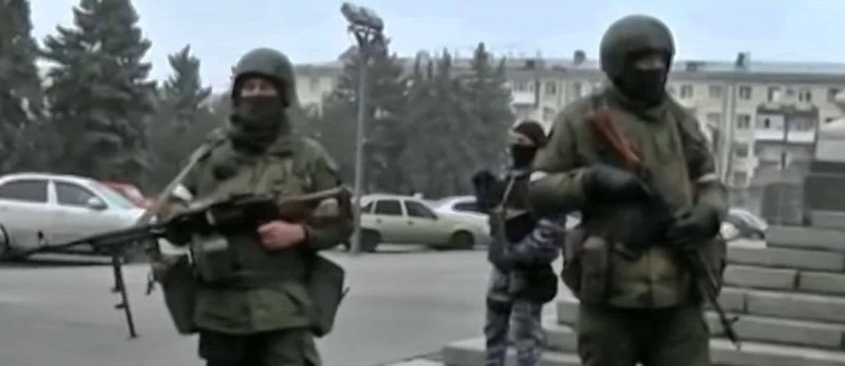 ​Uzbrojeni ludzie w mundurach zajęli siedzibę Ministerstwa Spraw Wewnętrznych samozwańczej separatystycznej Ługańskiej Republiki Ludowej (ŁRL) i otoczyli centrum Ługańska na wschodzie Ukrainy.