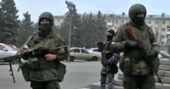 ​Uzbrojeni ludzie w mundurach zajęli siedzibę Ministerstwa Spraw Wewnętrznych samozwańczej separatystycznej Ługańskiej Republiki Ludowej (ŁRL) i otoczyli centrum Ługańska na wschodzie Ukrainy.